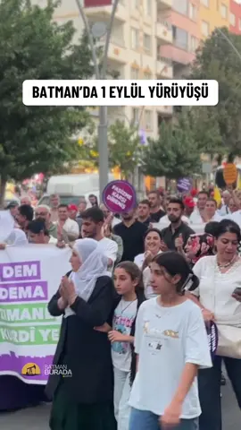 🟡 BATMAN’DA 1 EYLÜL YÜRÜYÜŞÜ ▪️ Batman’da 1 Eylül Dünya Barış Günü dolayısıyla yürüyüş düzenlendi. ▪️ Sanat Sokağı’nda bir araya gelen kitle buradan Diyarbakır Caddesi üzerinde yürüyüşe geçti.  ▪️ Açıklamayı okuyan ÖHD’li Şirin Şen, barışın inşası için mücadelenin büyütülmesi çağrısında bulunarak, devleti tehdit dilinden vazgeçmeye çağırdı. ▪️ DEM Partili Zeynep Oduncu ise Abdullah Öcalan’ın barışın inşası için 27 Şubat'ta yaptığı açıklamadan bu yana devletin somut adım atmamakta ısrar ettiğine dikkat çekerek, devleti biran önce somut adım atmaya çağırdı.  #batman #batman #batmanburada #1eylüldünyabarışgünü #1eylül #1eylülbarışgünü 