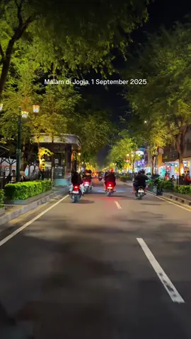 Suasana malam di beberapa ruas jalan di kota Jogja hari ini (1/09) #jogjainfo