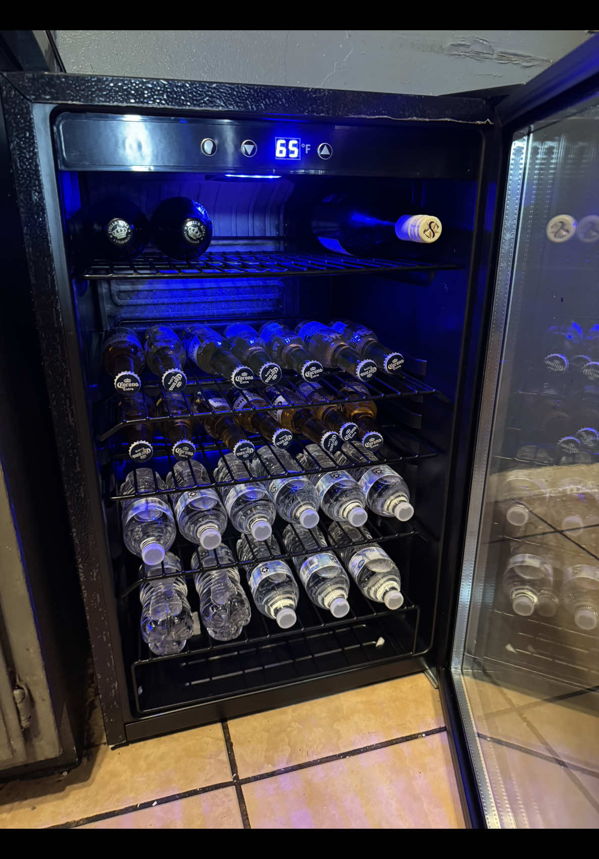 Refrigerador para tus bebidas de 4.5 pies cúbicos para 145 latas puerta de vidrio con acero inoxidable alrededor luz led en el interior control de temperatura a solo $290 dólares envío gratis para tu casa cuarto oficina bar muy elegante #tiktokmademebuyit #tiktok #tiktokshop #laborday #labordayweekend #cocina #dormitorio #refrigerador 