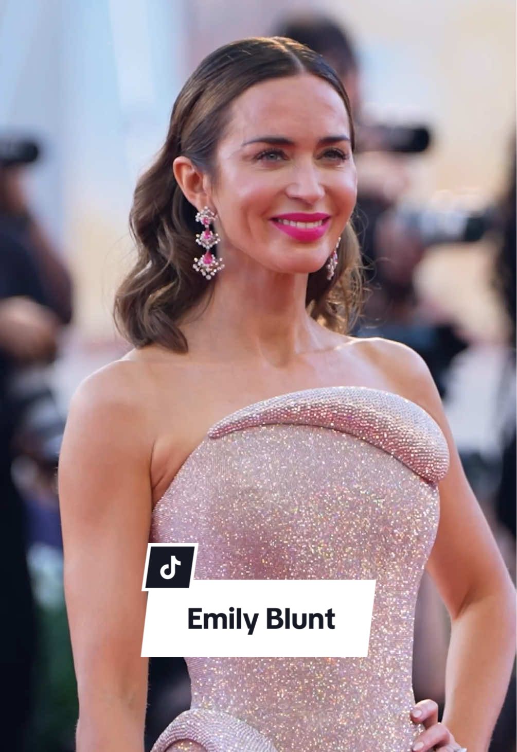 Miranda would approve: #emilyblunt at #venicefilmfestival 2025. #voguegermany #thedevilwearsprada #emily  (Video: Getty Images)
