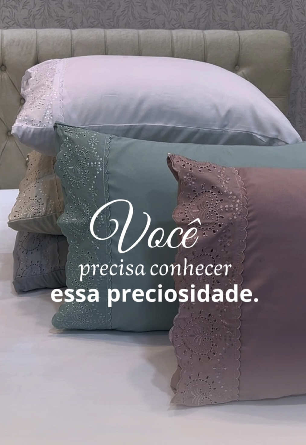 ✨ Um detalhe que faz toda a diferença! O Par de Fronhas Núpcias foi feito para quem ama sofisticação em cada cantinho do quarto. 🌸 Com tecido em Percal 300 fios e acabamento em bordado inglês, une delicadeza, durabilidade e um charme clássico que nunca sai de moda. Transforme sua cama em um refúgio elegante e acolhedor. 🛒 Garanta já o seu na Decora Mais Casa! #decoramaiscasa #decora #decoração #fronha #fronhas 