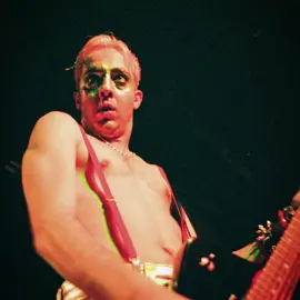#daronmalakian | i know the pictures look crazy but it’s ‘cause he’s turning his head 😓  credits * ib/rm bateman.ffx , ig throughclearwaters ; ac evqzscps ; vc/ pc ig pixofadown dt ? @cyn @angie  tags 🏷️  #aftereffects #foryoupage #systemofadown #numetal 