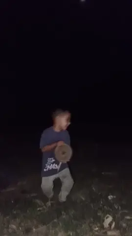 mira la luna mira el luceros mira a tu papá comiendo suero 