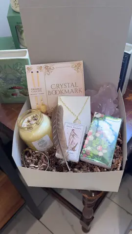 A gift box I would give to @Sabrina Carpenter ✨  Who should I do next?!? #crystaltok #crystalshop #gemstone #crystals #tiktokshop #crystalsoftiktok #BookTok 