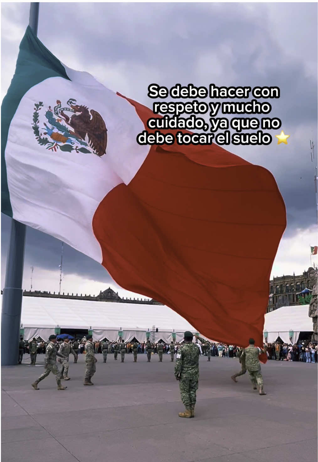 “¿Sabías que la bandera de México jamás debe tocar el piso? 🙅‍♂️ Si sucede, no es delito, pero sí una falta de respeto enorme. Se debe recoger con cuidado y, si se ensucia o daña, entregarse para su incineración oficial. Porque nuestro lábaro patrio siempre debe estar en alto. 🇲🇽✨”