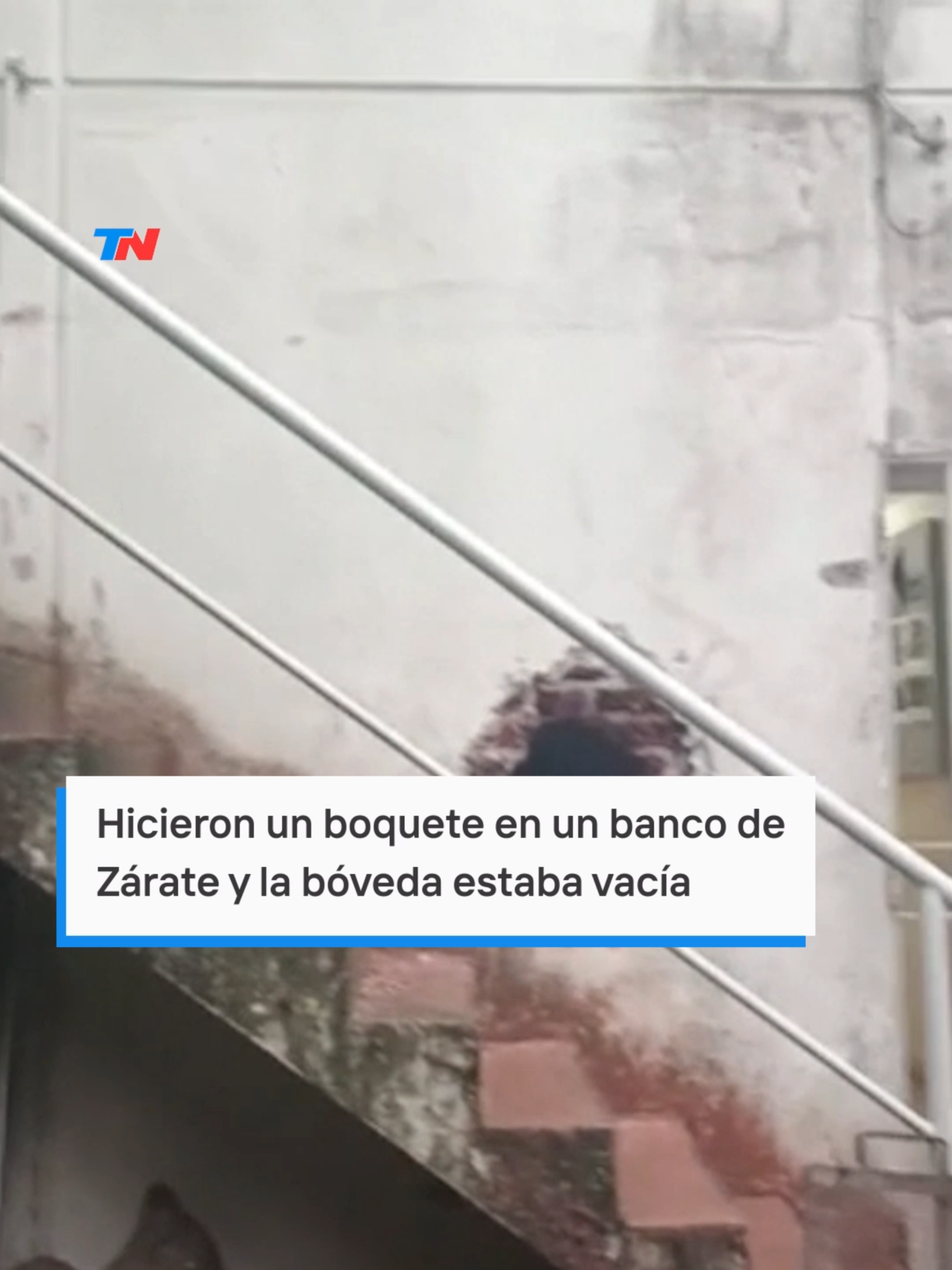 EL ROBO IMPERFECTO Un grupo de delincuentes ejecutó un plan cinematográfico en Zárate: cortaron la luz, apagaron las cámaras y entraron al Banco Patagonia por un boquete. Pero al abrir la bóveda, se llevaron una amarga sorpresa: no había dinero ni objetos de valor. La Policía busca a los sospechosos, que siguen prófugos.