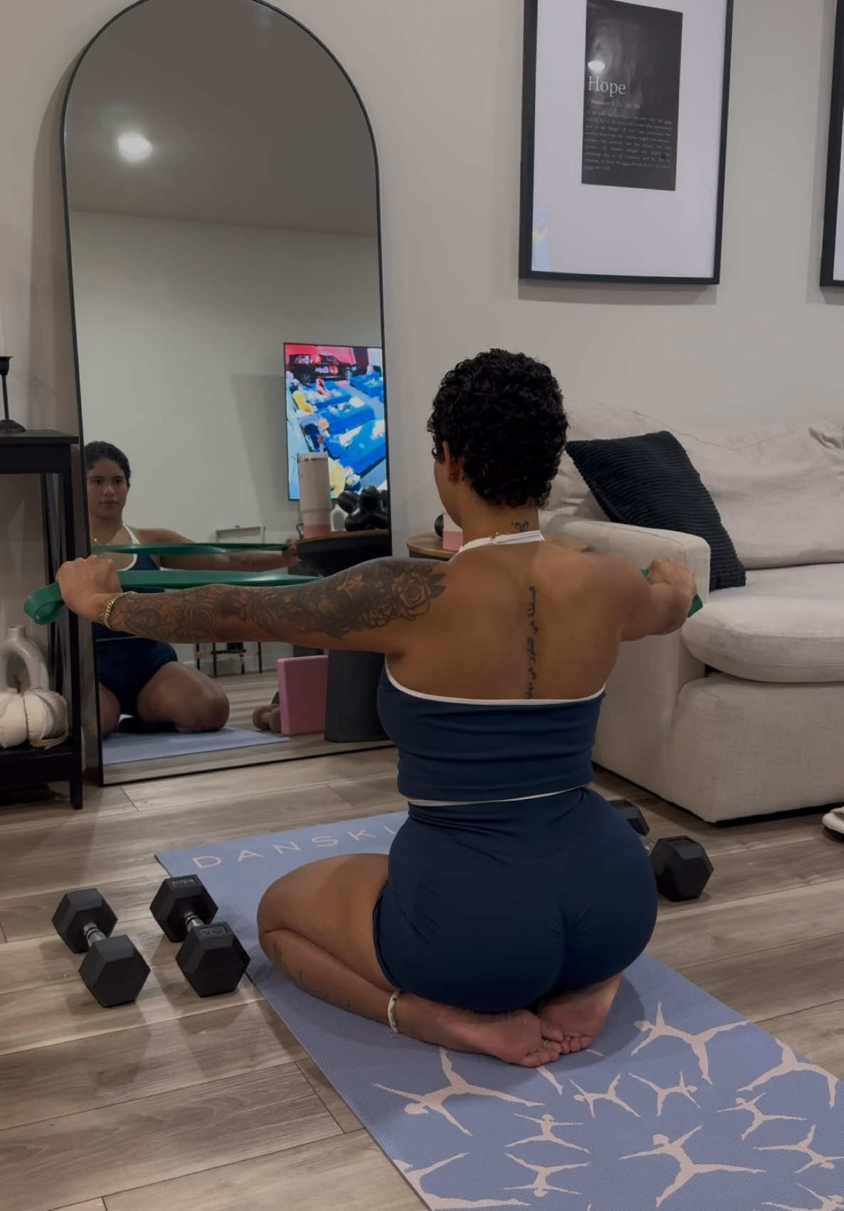 Wearing a cute set always sets the tone for a good workout 😮‍💨#tiktokshop #workout #athome #trending 