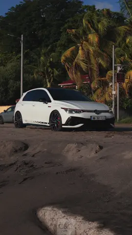 Clubsport X Holidays 🏖️ Il y a des décors qui la rendent encore plus belle. Vue du ciel, bord de mer 🌊  - #Volkswagen #vw #golfgti #golfr #mk8gti  #mk8r #CarContent #BeachVibes #dronefootage @s7ven_cs @Cristale Dru 