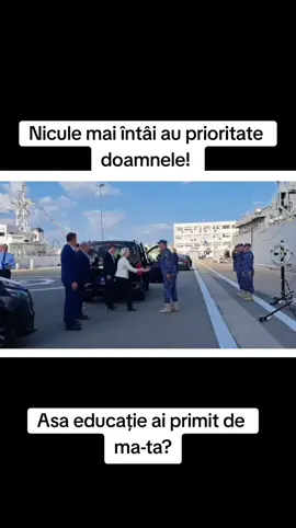 Iar a luat-o asta înainte!  Asa a făcut si cu printul Filipe al Spaniei 😂😂😂