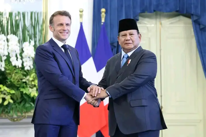 *Menerapkan sifat sabar* Hidup yang tenang adalah impian banyak orang, dan meskipun setiap individu mempunyai cara dan pandangan tersendiri tentang ketenangan, ada beberapa prinsip atau kunci yang dapat membantu mencapai hidup yang lebih tenang. Berikut adalah beberapa kunci utama dalam mencapai ketenangan hidup: 1.Mendekatkan Diri Kepada Allah    Bagi umat Islam, mendekatkan diri kepada Allah adalah sumber utama ketenangan hati. Dalam Surah Ar-Ra'd, ayat 28, Allah berfirman: 