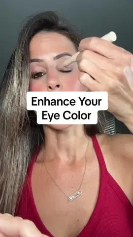 How to being out the prettiest shade of your eyes ✨✨ #eyemakeuptutorial #eyeshadowtutorial #easyeyeshadow  