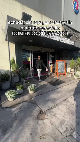FELIZ COMIENDO CHURRASCO, aún en busca de alquiler gente! Pero poniéndole humor a la situación🤲🏽 Ig:danimedinaaaa_ #humor #videodelchurrasco 