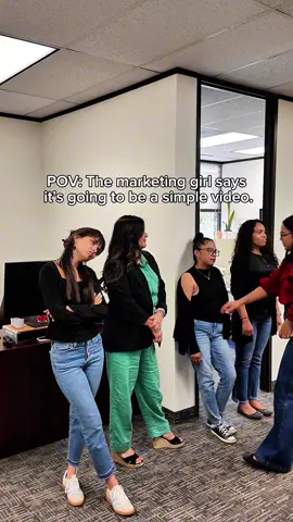 POV: La de marketing jura que solo será “un video rapidito”… 🎬 Y ahora todos estamos en producción nivel Hollywood 😆 #trend #attorneysoftiktok #latina #coworkers 