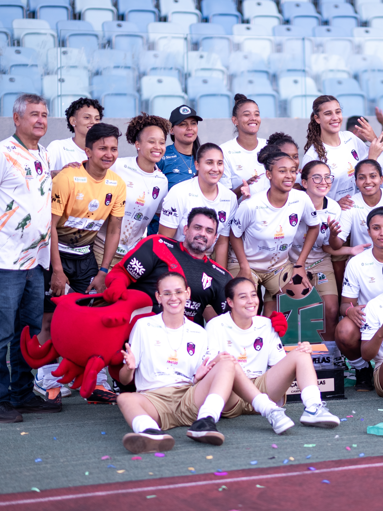 🌍⚽ Minha Participação na Taça das Favelas 2025 🏆🔥 🙌🐉 Com muita alegria, participei da Taça das Favelas 2025 ⚽✨, um projeto lindo da TV Anhanguera 📺, filiada Globo 🌐, junto com a CUFA 🤝, que abre portas 🚪 para crianças e jovens das periferias 🌟👦👧, dando oportunidades de mostrar talento, esforço 💪, dedicação e amor pelo futebol ❤️⚽. 🏆🐲 Estar presente nesse projeto é uma honra imensa 🙏, pois mostra que o Dragolino 🐉 é querido não só no coração atleticano ❤️🖤, mas em todos os lugares 🌍🔥. 📺✨ No sábado (30), tivemos uma grande transmissão da TV Anhanguera, com profissionais de altíssimo nível 🎥🔥: 🎤 @alexnarrador 🎙️ @paula_parreira 🎙️ @ernando_r.lopes 🎤 @rafaelsebba Levando AO VIVO as grandes finais da Taça das Favelas 2025 🏆⚽: ⏰ 14 horas 🏆 Residencial Itaipu x Gentil Meireles (feminino) 🏆 Vila Alto da Glória x Campo Formoso (Orizona) ✨ E os grandes campeões de 2025 foram: 👑⚽ Gentil Meireles (Feminino) – mostrando o talento, a garra e a força da mulher goiana 💪🇧🇷, representando o futebol feminino com brilho e determinação ✨👩⚽. 👑⚽ Vila Alto da Glória (Masculino) – provando que os sonhos da molecada seguem vivos 🌟🔥 e que com esforço e união podem sim construir um grande futuro no futebol ⚽🙌. 💖 Fazer parte disso é acreditar que o futebol ⚽ pode transformar vidas 🌟, pode levar esperança ✨, e pode tornar o mundo um lugar melhor 🌎🌈. ✍️ Paulo Marcos Dragolino 🐉 #TaçaDasFavelas 🏆⚽ #TVAnhanguera 📺 #Globo 🌐 #CUFA 🤝 #Dragolino 🐉 #AtléticoGoianiense ❤️🖤 #FutebolÉVida ⚽✨ #OrgulhoAtleticano 🔥🐲 #CasteloDoDragão 🏟️ #PauloMarcosDragolino ✨ #ForçaDaPeriferia 💪 #EsporteTransforma 🌟 #FutebolFeminino 👩⚽ #FutebolMasculino 👦⚽