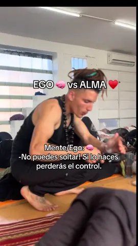 Dentro de cada uno habita un campo de batalla invisible. La mente grita con miedo, con dudas y con la necesidad de controlar. El corazón, en silencio, susurra verdad, amor y confianza. Esa guerra interna es la que nos desgarra, nos confunde y a veces nos detiene. El ego lucha por sobrevivir en la oscuridad de las heridas, mientras el alma clama por libertad, por recordar quién realmente somos. En medio del ruido surge la pregunta: ¿A quién le damos poder? ¿A la voz que nos encierra en el dolor o a la voz que nos invita a expandirnos hacia la luz? No se trata de destruir una parte, sino de reconocerlas. La mente quiere protegernos, pero el alma quiere elevarnos. Cuando dejamos que el amor guíe la batalla, la guerra se transforma en reconciliación, y la oscuridad deja de ser enemiga para convertirse en maestra. #depresion #saludmental #liberacion #amor #luz 