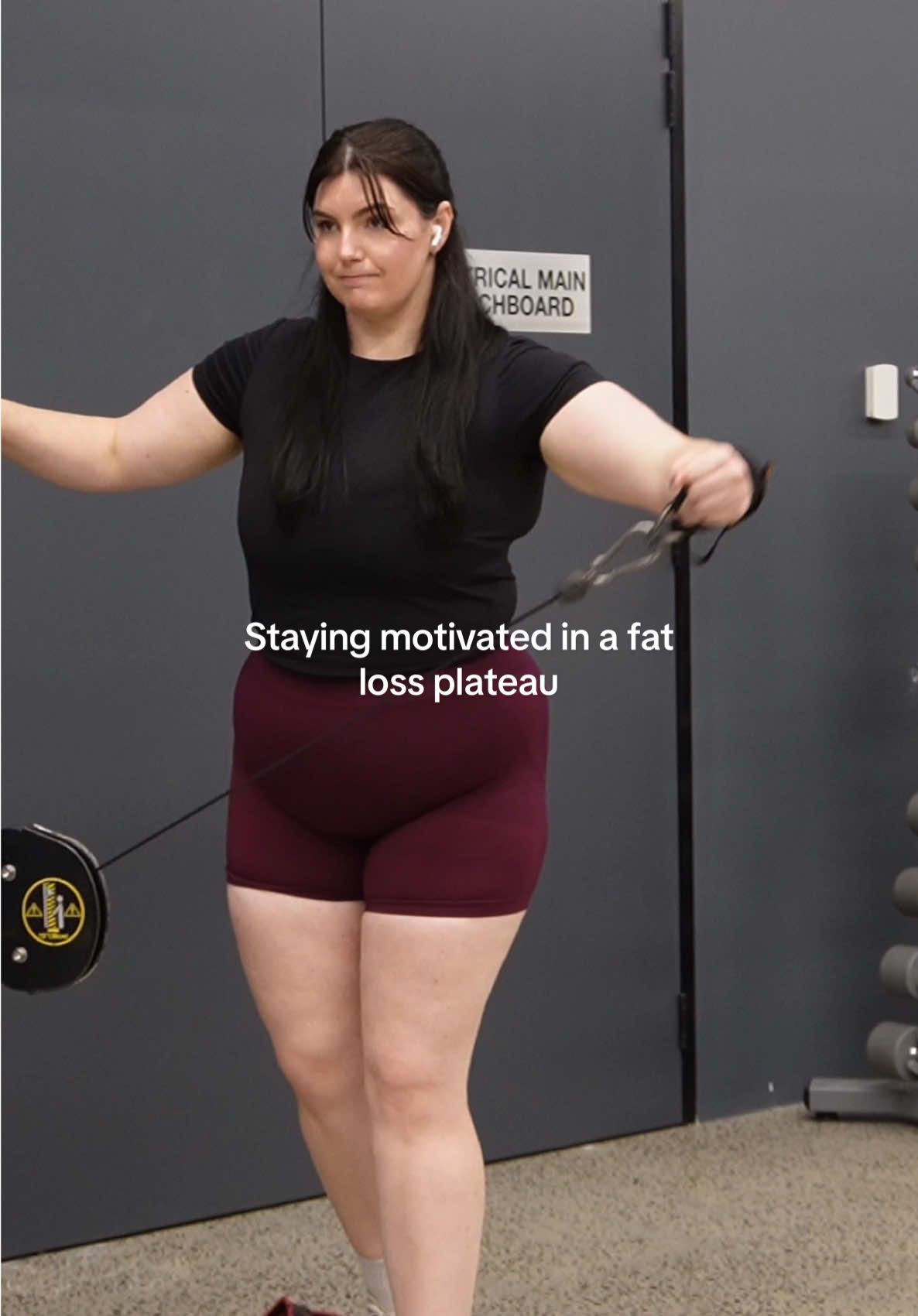 Plateaus in your fitness journey are frustrating! But they happen…. Regularly and don’t necessarily mean what you are doing isn’t working. 🫶🏻🥰 #sciencebasedgymgirl #gymgirljourney #strengthtraining #beginnergymtips #weightlossjourney 