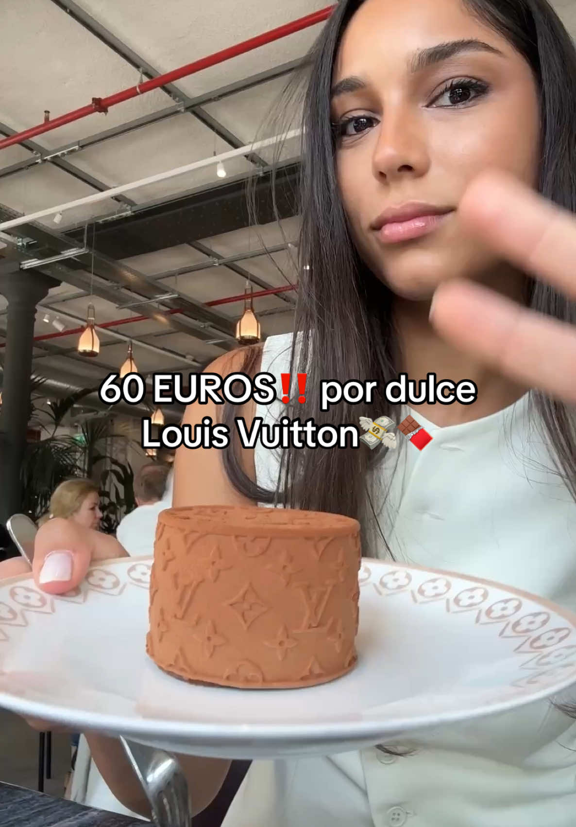 En París existe una cafetería Louis vuitton👜🍫 que opinan, irían ?? #paratiiiiiiiiiiiiiiiiiii #acompañame #vlogconmigo #cafelouisvuitton #louisvuittonchocolate #venconmigo #xkarenk #viajando #lujo #paratii #SabiasQue 