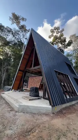 Segue a evolução da obra no nosso cliente Rubens, que está construindo nosso modelo de Chalé A-Frame com 93 m² em Simão Pereira - MG  Agora com toda estrutura já coberta e recebendo as primeiras camadas de pintura. Em breve posto o resultado final aqui pra vocês!  Gostam deste projeto?  Deixe aí nos comentários 👇🏽 #chalé #chalédemadeira #aframe #turismo #investimentoimobiliario 