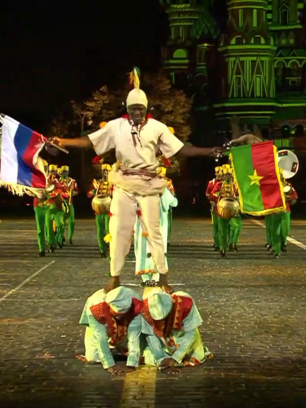 🚨 Voici la vidéo complète de la prestation du Burkina Faso à la Place Rouge de Moscou 🇷🇺🇧🇫 Ils ont offert une prestation magnifique en interprétant trois morceaux : ✓