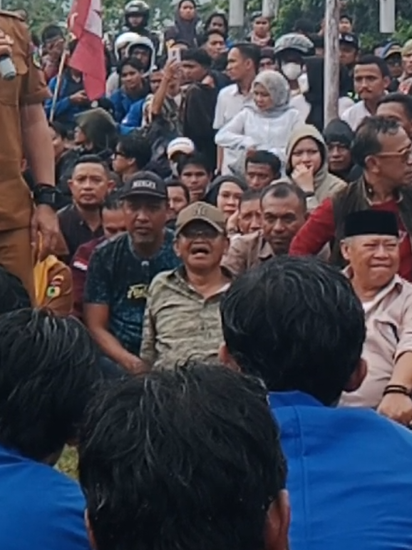 selain Pak Walikota Palu pak Gubernur, demo kota Palu di hadiri oleh Mantan Gubernur Sulteng Rusdy Mastura di depan gedung DPRD Kota Palu #PaluViral #InfoPalu #SulawesiTengah #BeritaPalu #beritaterkini 