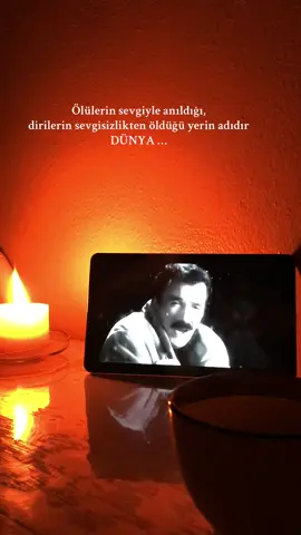 Ölülerin sevgiyle anıldığı,dirilerin sevgisizlikten öldüğü yerin adıdır DÜNYA …#ferditayfurhayranları#yüreğimdeyaravar #ferditayfur #pyf #iyigeceler🌙♫ 
