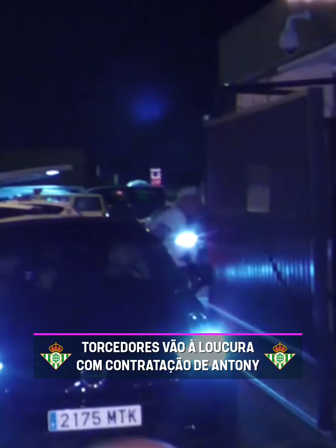 A TORCIDA DO BETIS TÁ MUITO FELIZ COM A PERMANÊNCIA DO ANTONY! ⚪️🟢🌴 O brasileiro foi contratado em definitivo pelo clube espanhol e os torcedores receberam o atacante com muita festa! 🎥 RealBetisBalompie/Instagram #antony #realbetis #futebolinternacional #SportsNews
