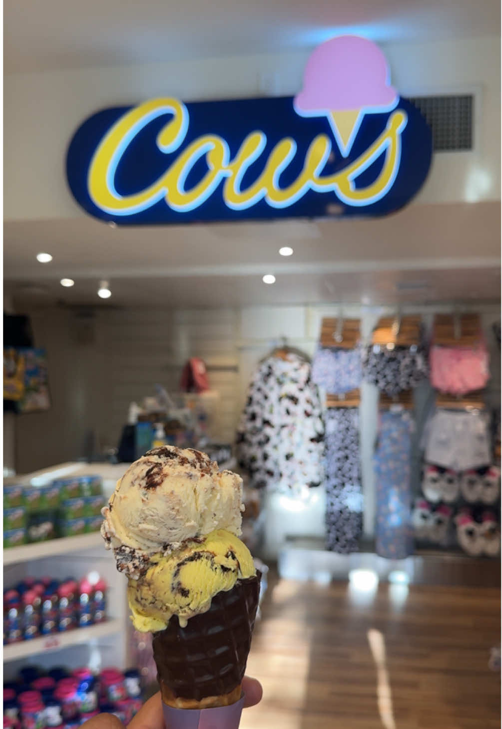 Worth the wait at Cows 🍦🏔️ 📍Banff, CA @COWS Ice Cream #fyp #banff #banffnationalpark #thingstodo #travel 