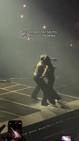 Incredibile ma vero, Sfera Ebbasta è salito sul palco con Drake. Vi piacerebbe sentire un loro pezzo insieme? 👀 @Sfera Ebbasta  #drake #sferaebbasta #rapitaliano #concerto #perte 