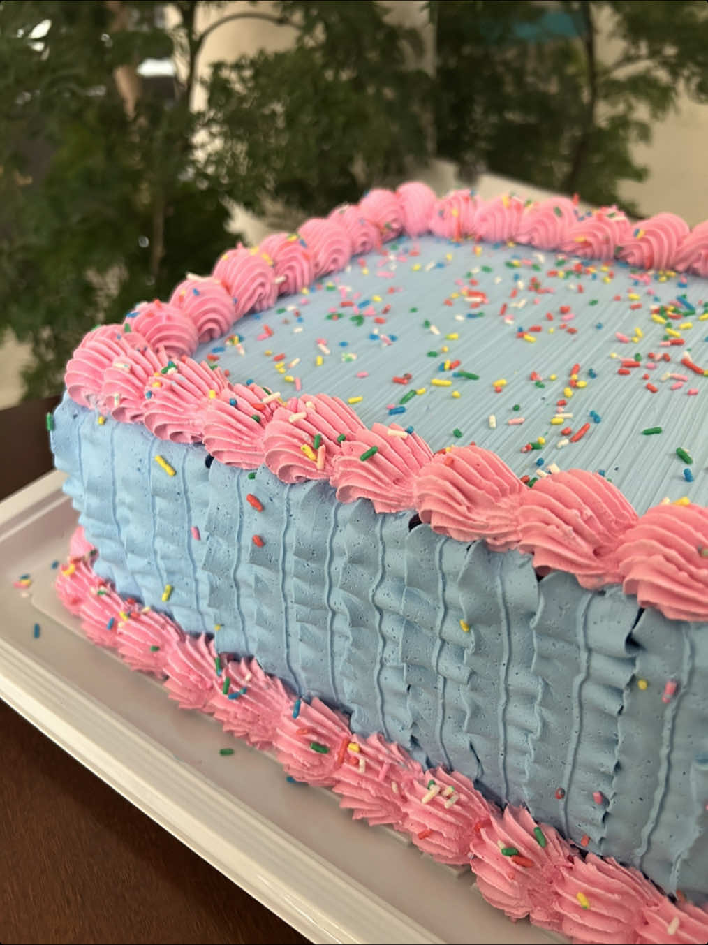 Processo de montagem e decoração de um bolo de corte 🩷 #fyp #confeitaria #viral 