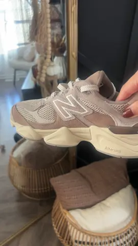 Happy September 1st 🫶🏽🎃🍂🤎 these shoes are giving fall and I’m obsessed @New Balance #newbalance #newbalance9060 #newbalanceshoes #fyp #autumnaesthetic 
