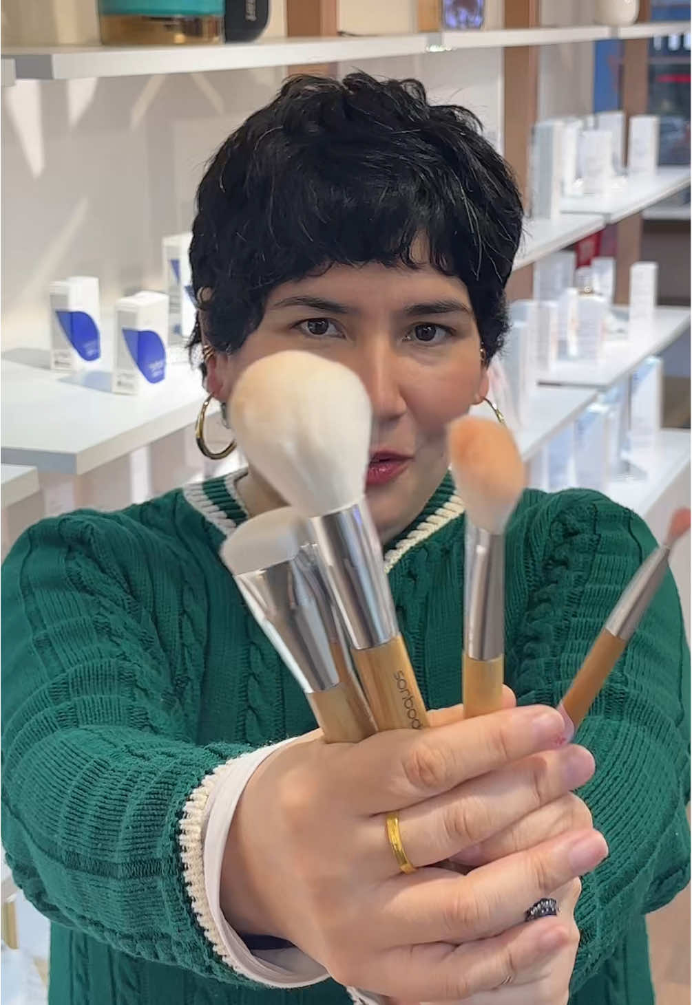 Ya llegaron a MINNA los nuevos accesorios de Sonboda, la marca ecofriendly que protege tu piel y al planeta ✨. 🔹 Brochas suaves como una caricia 🖌️ 🔹 Gua sha para ese glow natural 💎 🔹 Rizador de pestañas que no maltrata tus ojos 👁️ 🔹 Masajeador de cuero cabelludo para tu self- Diseñados para que cada paso de tu rutina se sienta mejor (y más responsable 💚). #minnaperu #kbeauty #sonboda #makeup #koreanskincare 