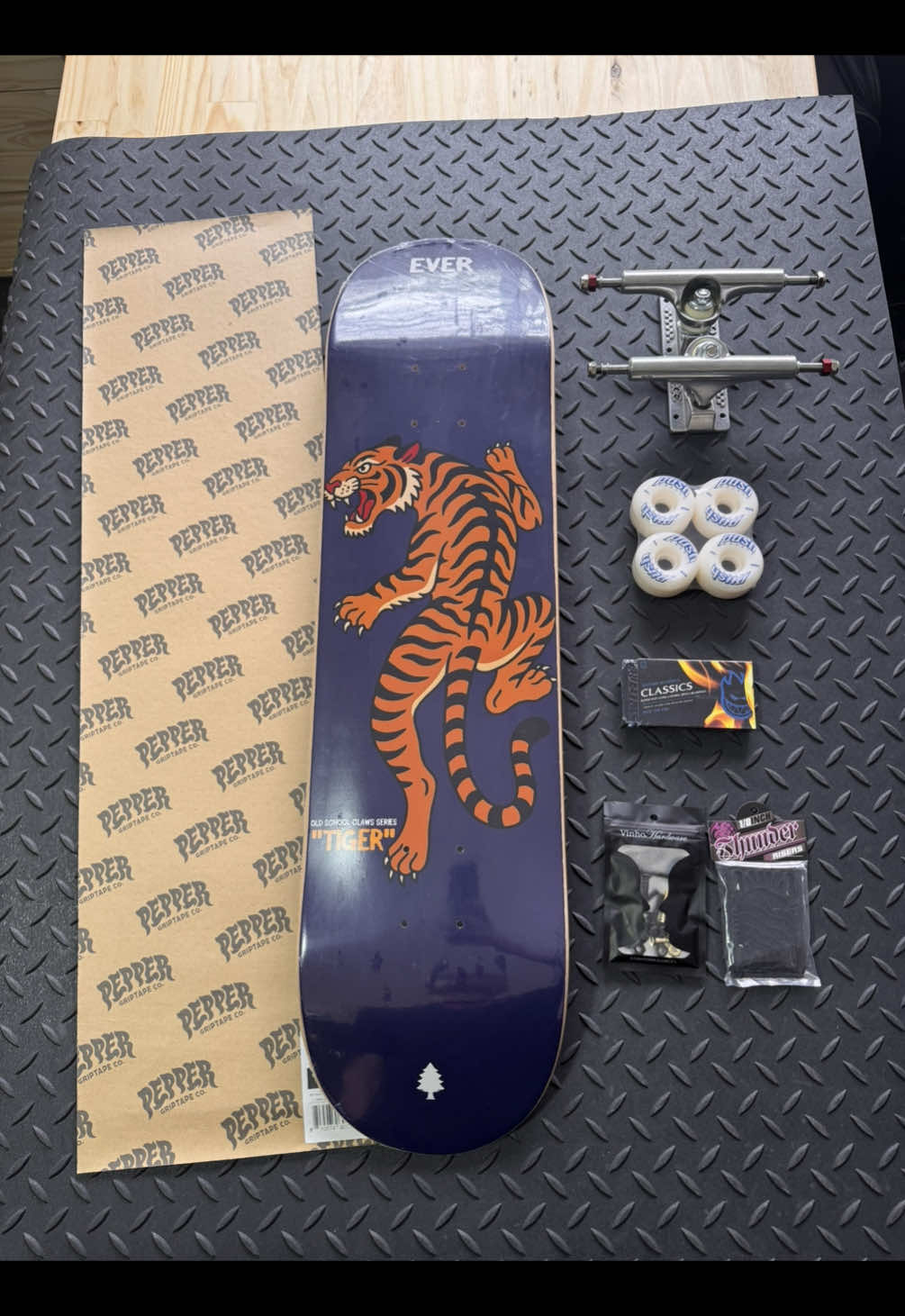 Processo de montagem completo de um skate profissional com shape de maple da Ever! 🛹🐅 Essa máquina foi para o cliente Filipe Carvalho que comprou um skate para ele e outros dois para os seus filhos! 🙌✨ Esse pedido já foi enviado direto para a cidade de RJ e entregue nas mãos do Filipe, que nos enviou mensagem agradecendo pelo trabalho!  🤝 ⚙️ Peças do skate: - Shape Ever Hard Maple Tiger 8.25” - Lixa Pepper Grip - Truck Ace AF1 44 - Parafuso de base Vinho Hardware 1” - Rolamento Spitfire Classics - Roda Push 102A 53mm - Pads Thunder Acesse a nossa loja online e monte também o seu skate com as melhores peças! ✅ 📲 WhatsApp para contato: (19) 994179943.  Link: everskateshop.com.br (disponível no perfil).  #everskateshop #skateshop #skate #skatista #montandoskate         