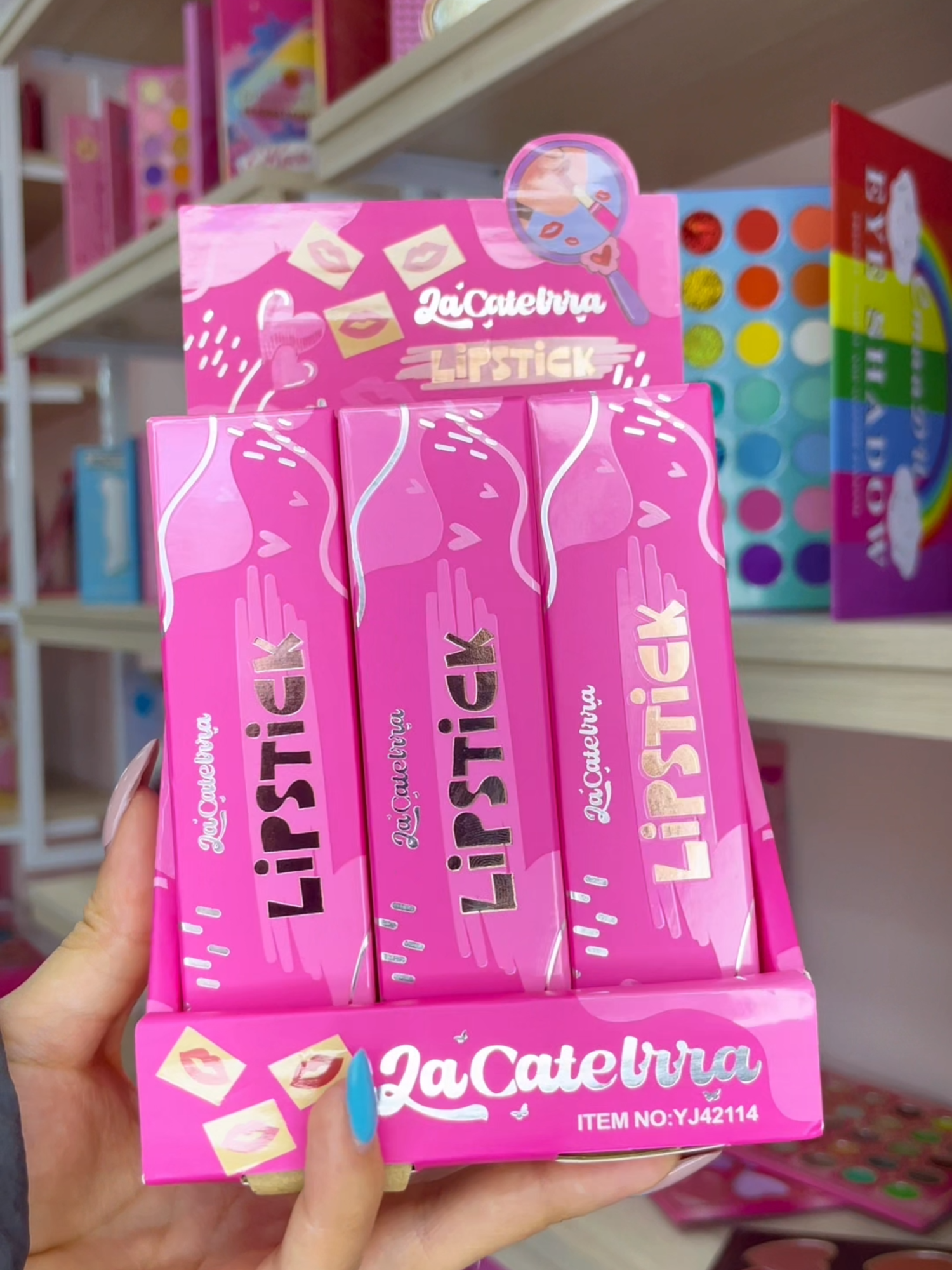 💄 Lipstick Cattelrra 💄 Un labial hidratante y pigmentado ✨ Disponible en 6 tonos hermosos 😍 👉 Precio: $3.491 🔥 Hoy con 26% OFF ¡aprovecha esta oferta por tiempo limitado! 📦 Somos importadores directos de fabricante 🛍️ Solo ventas al por mayor (compra mínima $300.000) 🚛 Envíos a toda Colombia 📍 BOGOTÁ: Av. Jiménez #8a-70 📍 MEDELLÍN: Cra 53A #45-124, Loc 302, CC Los Marinillos 📖 Catálogo: www.lcbeautycolombia.com