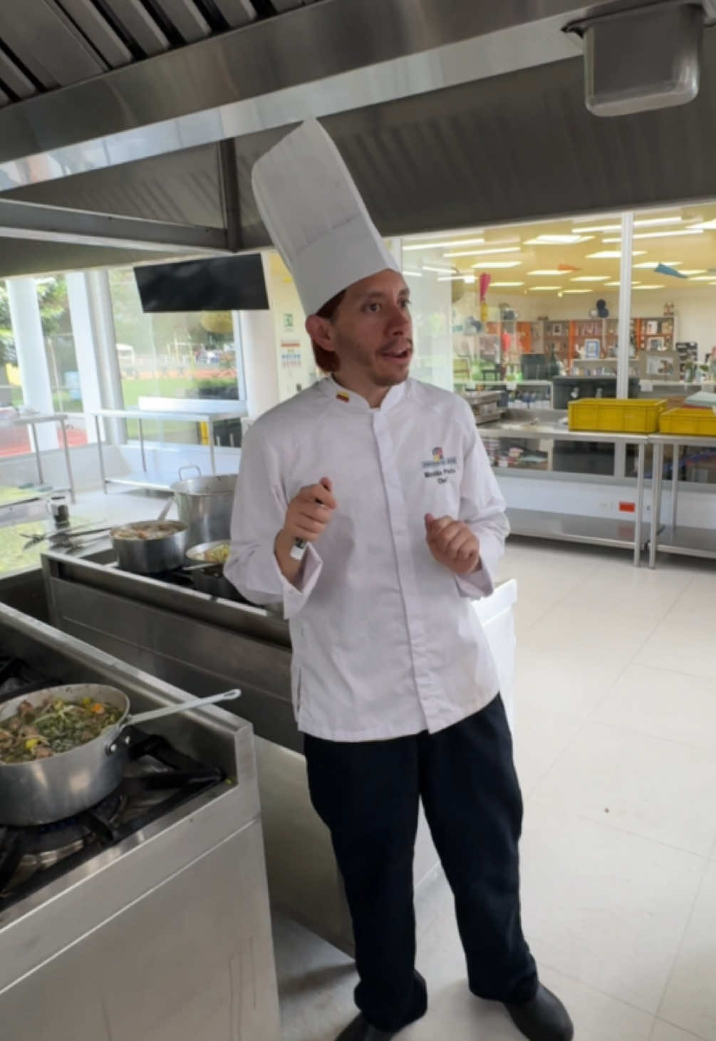 El regalo de lunes, uno de los pilares del saber en gastronomía: 👉 Tipos de cocción: las técnicas que aplicamos en cocina. 👉 Métodos de cocción: los medios en los que se usan esas técnicas (seco, húmedo y mixto). 👉 Métodos de transferencia de calor: cómo viaja el calor al alimento (conducción, convección y radiación). Todo explicado fácil, con ejemplos y pensando en la práctica 👨‍🍳✨. Porque dominar la teoría hace que cocinar sea mucho más sencillo… y mucho más sabroso 🍳🔥 #chef #cheflife #cookfree #AprendeEnTikTok #AprendeEnTikTok 
