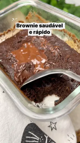 Dia 11✨Receitas Saudáveis ✨ Siga: @receitasdalil 30 dias  30 idéias de receitas saudáveis para sua dieta Brownie saudável e fit Facil de fazer Ingredientes:  2 col chocolate em pó 50% 1 ovo 1 banana madura Gotas de essência de baunilha  1/3 col de fermento  #Fitness #receitasfit #receitasfaceis #receitassaudaveis 