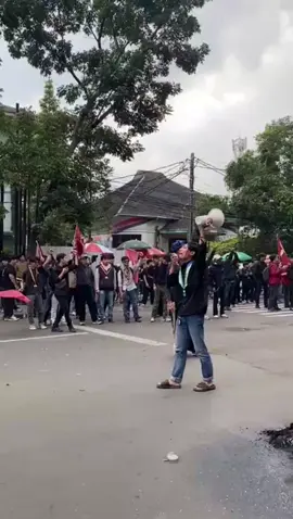 Mahasiswa Bandung kembali turun ke jalan memadati pelataran gedung DPRD Jawa Barat, 1 September 2025. Unjuk rasa ini merupakan aksi lanjutan dengan demonstrasi sebelumnya. Mereka mengajukan setidaknya 17+8 tuntutan kepada pemerintah. (Source X Bandung bergerak)  #bandung #bandunghits #17+8 #presidenprabowo #indonesia🇮🇩 
