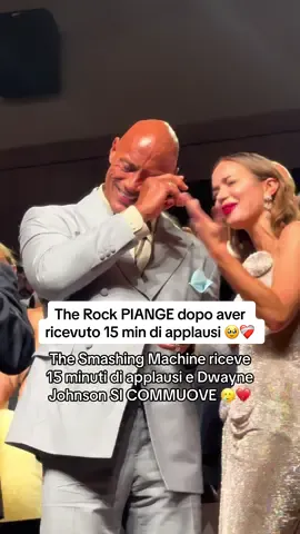 🥹❤️‍🩹 Vedere quel ragazzone di #TheRock con i lacrimoni fa un certo effetto 😢✨🎬 #DeayneJohnson si è lasciato andare all’emozione dopo aver ricevuto 15 minuti di standing ovation per il suo film The Smashing Machine 🎥: @CineCinzia | Cinema & Serie Tv #davedere #dwaynejohnsonedit #emilyblunt 