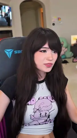 Emiru flexing on chat - redbull athlete #emiru #streamer #fyp #livestreamer #emiruclips 
