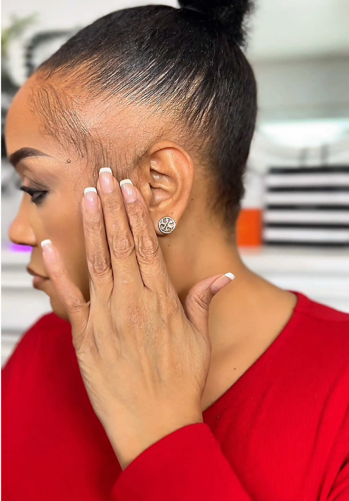 Two HUGE bald spots… GONE in seconds! 😱✨ Watch this new disposable hair dye comb work its magic! #TikTokMadeMeBuyIt #HairHack #TractionAlopecia #BaldSpotCover
