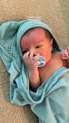 first real bath bc his umbilical cord fell off 🥹🫧 #firstbath #newbornlife #oneweekold 