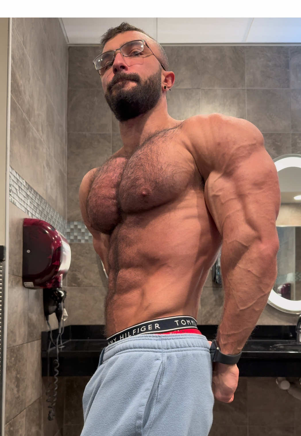Throwback to prep back in April.  Picture this but more size, thats what im building now to bring to the stage in may and hopefully give myself a decent chance at a pro card #bodybuilding #muscle #bodybuilder #chest #Fitness 