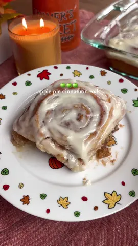 Apple pie cinnamon rolls🍏 recipe coming soon on my substack (make sure you’re subscribedddd😙) ft the most decadent apple cider scented candle  from @Snif (I swear my house smelled liked apple cider for 2 days) #applepie #cinnamonroll #fallbaking #bakingszn 