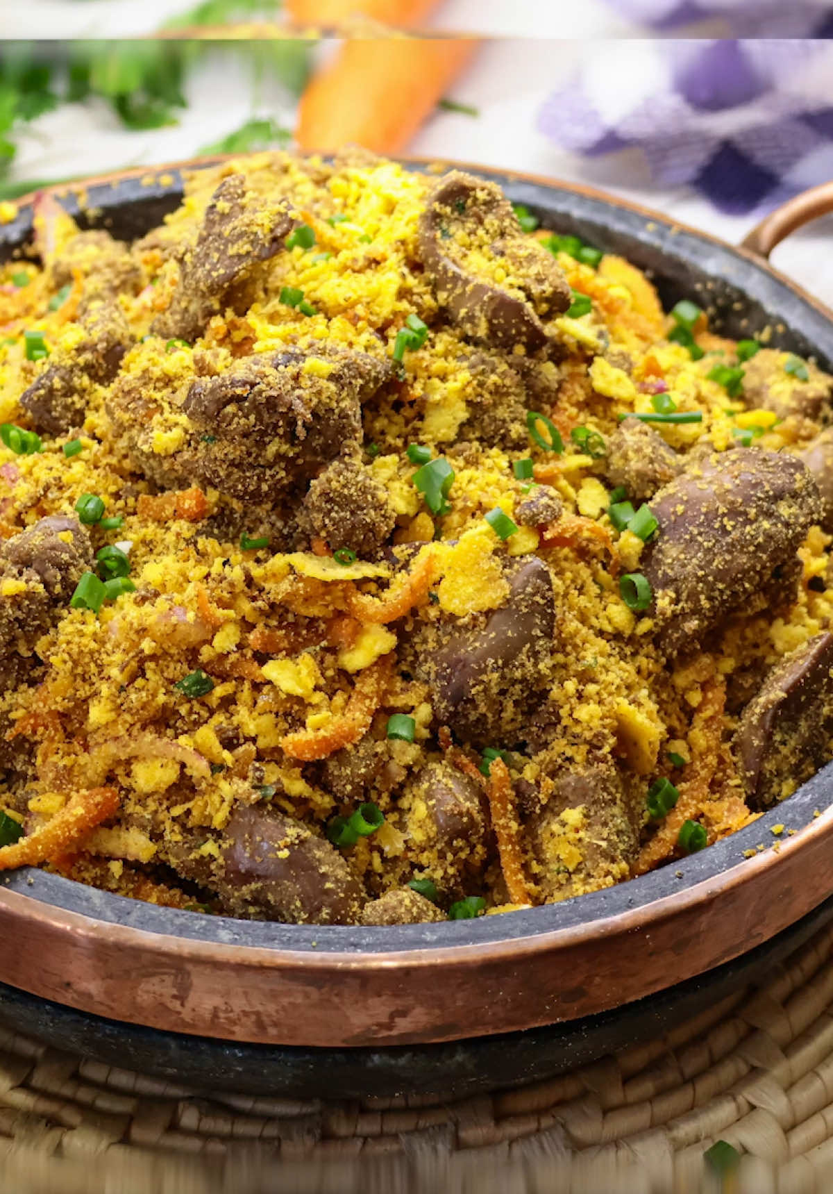 E esta receita de farofa de fígado de galinha, simplesmente surreal de saborosa, vai bem de mais como acompanhamento e pra quem gosta de fígado de tainha vai amar esta receita Ingredientes 500 g de fígado de galinha 250 g de farinha de milho ou farinha de mandioca Cheiro verde a gosto Banha ou óleo para refogar ½ cebola comum picadinha ½ cebola roxa cortada em tiras 1 cenoura ralada 1 pimenta dedo-de-moça picadinha 3 dentes de alho picados Suco de 1 limão Sal a gosto Pimenta-do-reino a gosto 1 colher (sopa) de páprica defumada #figado #figadodegalinha #farofa #farofadefigado #churrasco          