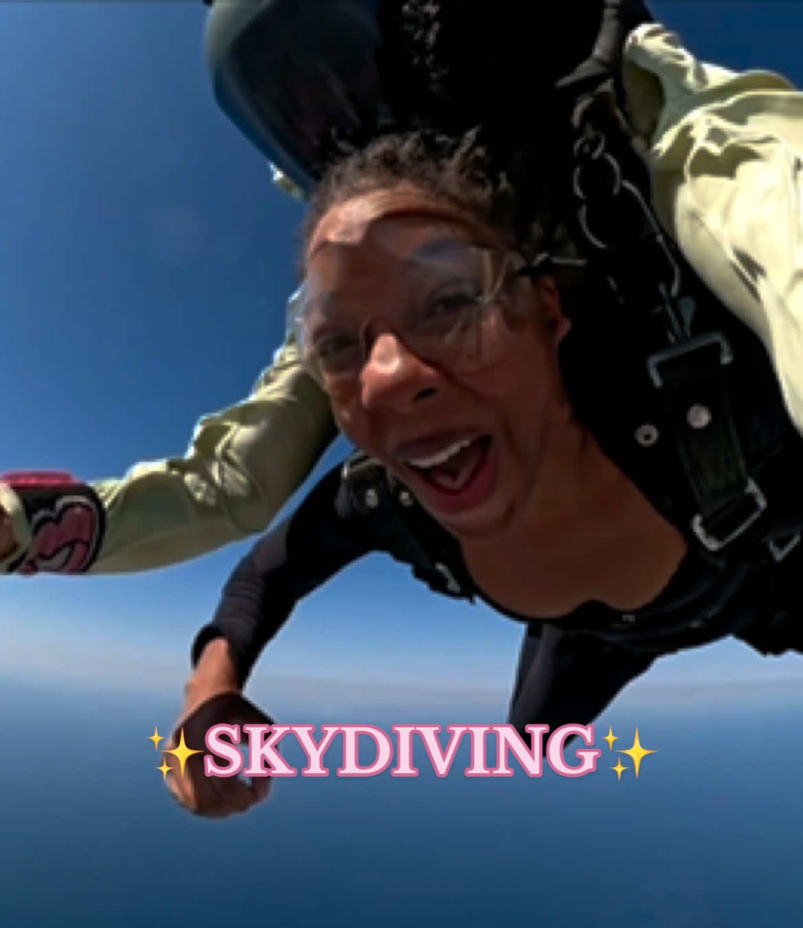 I can’t belive my life sometimes but it’s definitely a beautiful one✨🪂 #skydiving #facingmyfears #bestiesbirthdayweekend 