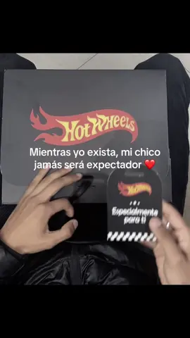 ¡No dejes que tu novio sea espectador este septiembre! Sorpréndelo con el Box Hot Wheels Personalizado 💥 Incluye: 🔥 3 carritos Hot Wheels 🔥 Tarjeta de edición limitada 🔥 4 fotografías 🔥 Un Vizzio + un Glugluglu + globito                                          🔥 4 stickers de carros 🔥 Carta personalizada con tu mensaje ❤️ 📲 Reserva ahora con precio preventa al 937 706 129.                                                     #carritoshotwheels #hotwheels #novio #regalosparanovio #limaperu🇵🇪 