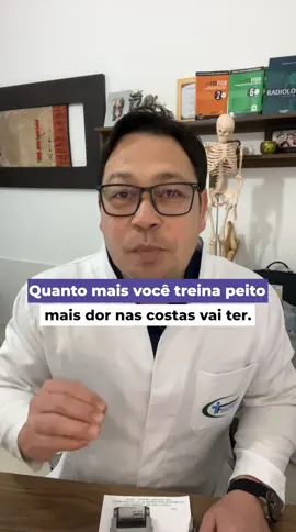 Sim, um treino excessivo ou desequilibrado focado apenas no peitoral pode levar a desequilíbrios musculares, resultando em encurtamentos, fraqueza ou assimetria, especialmente se negligenciar os músculos das costas, ombros e core, causando problemas posturais como ombros para a frente e dores musculoesqueléticas. É crucial trabalhar o corpo de forma completa e equilibrada, com variação de estímulos e períodos de descanso, ajustando a carga para garantir uma execução correta e a simetria muscular. #academia #exercicio #fortalecimento #fisioterapia #saude 