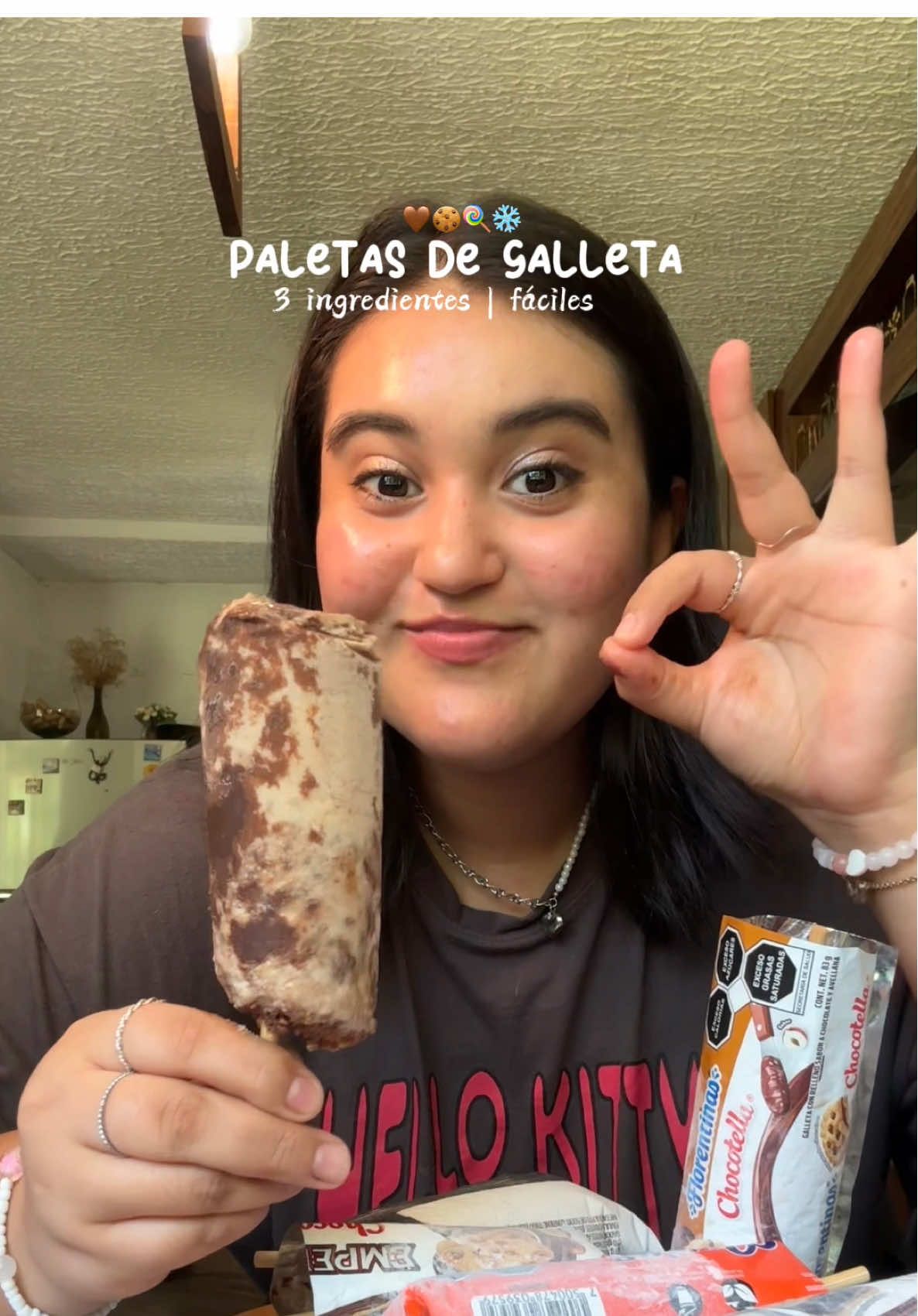 Paletas de Galleta Chocotella ❤️👀🍪 con solo 3 ingredientes, sin molde y súper fáciles.  Gracias a todas sus opciones y recomendaciones de postres en el anterior video 🥹❤️. Esta fue la más refrescante que encontré, les dejo por aquí la receta:  2 paquetes de Galletas Florentinas Chocotella  2 paquetes de Galletas Marias Chocotella  2 paquetes de Galletas Emperador Chocotella  2 1/2 tazas leche evaporada  ¼ - ½ taza leche condensada  1 cdta extracto de vainilla (opcional) 🥶Congelar por toda la noche o al menos 6 horas. Hasta que estén firmes retirar la bolsita….. Y listooooo! Cuéntenme que les pareció ❤️🍪  Lindo día, Att: Cami @Chocotella Mx  #recetas #recetasfaciles #paletas #ideas 