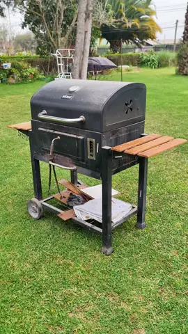 ¿Tu parrilla está llena de óxido y parece lista para el retiro? 😱 Mira este cambio TOTAL y deja tu parrilla lista para el 18 🥩🔥. 👀 Guarda este video para inspirarte 📲 Compártelo con quien necesita arreglar la suya @rexadhesivos3 ❤️ Dale like y comenta: ¿Team “la rescato” o “me compro nueva”? ✨ Todo el cambio lo hice con Pintura Spray de Alta Temperatura REX. #DIY #IdeasParrilla #LdeMadera #ProyectoDeCasa  #18deSeptiembre 