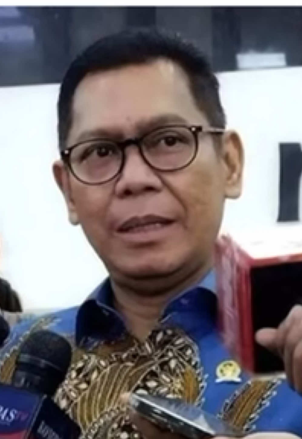 Giliran Golkar Nonaktifkan Wakil Ketua DPR RI Adies Kadir Foto cover:  Wakil Ketua DPR RI dari Fraksi Partai Golkar Adies Kadir TILIK.ID — Setelah Partai NasDem dan Partai Amanat Nasional (PAN) menonaktifkan Ahmad Sahroni serta Nafa Urbach dan Eko Patrio bersama Uya Kuya dari DPR, kini giliran Partai Golkar membebastugaskan Wakil Ketua DPR RI Adies Kadir sebagai anggota DPR. Keputusan DPP Partai Golkar tersebut diteken oleh Ketua Umum Bahlil Lahadalia, dan diumumkan Sekretaris Jenderal Muhammad Sarmuji di Jakarta, Ahad (31/8/2025). “Dewan Pimpinan Pusat Partai Golkar secara resmi menonaktifkan saudara Adies Kadir sebagai anggota DPR RI dari Fraksi Partai Golkar, terhitung sejak Senin, 1 September 2025,” ujar Sarmuji dalam keterangan video, Ahad. Sarmuji menjelaskan keputusan tersebut diambil Golkar dengan mempertimbangkan dinamika masyarakat. Bahwa aspirasi rakyat tetap menjadi acuan utama perjuangan Partai Golkar. “Seluruh kiprah partai sesungguhnya merupakan kristalisasi dari semangat kerakyatan yang berlandaskan pada cita-cita nasional sebagaimana termaktub dalam Pembukaan Undang-Undang Dasar Negara Republik Indonesia 1945,” katanya. Selain itu, dia mengatakan Golkar berdukacita terhadap meninggalnya warga negara Indonesia dalam berbagai peristiwa yang terjadi akhir-akhir ini ketika memperjuangkan aspirasinya. BACA JUGA :  Apa Artinya Pemilu Jika Hanya Menimbulkan Perpecahan Oleh sebab itu, kata dia, keputusan untuk menonaktifkan Adies Kadir merupakan upaya partai untuk memperkuat disiplin dan etika bagi anggota DPR RI dari Golkar. Sebelumnya, DPP Partai Golkar, DPP PAN dan DPP Partai NasDem menonaktifkan kader-kadernya yang memnbuat pernyataan keliru. NasDem memberhentikan Ahmad Sahroni dan Nafa Urbach, PAN memberhentikan EkoHendro Purnomo alias Eko Patrio dan Surya Utama alias Uya Kuya dari DPR RI mulai 1 September 2025. Surat pemberhentian Ahmad Sahroni dan Nafa Urbach diteken Ketua Umum PP NasDem Surya Paloh dan diumumkan oleh Sekjen Hermawi F Taslim. Sedangkan penonaktifan Eko Patrio dan Uya Kuya diteken Ketua Umum DPP PAN Zulkifli Hasan dan diumumkan Sekjen Viva Yoga Mauladi. Viva menyatakan PAN berkomitmen menjaga kehormatan, disiplin, serta integritas wakil rakyat yang berasal dari PAN dalam menjalankan tugas-tugas konstitusional di DPR RI. “PAN mengimbau kepada masyarakat untuk bersikap tenang, sabar dan mempercayakan secara penuh kepada pemerintah yang dipimpin oleh Presiden Prabowo Subianto,” kata Viva kepada wartawan di Jakarta, Ahad (31/8/2025). BACA JUGA :  Partai Pendukung Anies Minta Presiden Netral di Pilpres 2024 Dia meminta masyarakat percaya bahwa Presiden Prabowo akan menyelesaikan persoalan ini secara tepat, cepat, dan selalu berpihak kepada rakyat untuk kemajuan bangsa Indonesia ke depan. Penonaktifan beberapa anggota DPR RI oleh partainya dipicu oleh pernyataan-pernyatannya yang kontroversial, keliru dan dianggap menyakiti hati rakyat. Selain itu juga terlihat berjoget-joget di gedung parlemen setelah diumumkan kenaikan tunjangan pada sidang paripurna Pidato Kenegaraan Presiden RI Prabowo Subianto. Pernyataan dan tingkah laku anggota DPR RI itu memicu gelombang demonstrasi di Gedung DPR RI pada 25 Agustus 2025 dengan isu bubarkan DPR RI. Aksi unjuk rasa di Jakarta, termasuk di depan gerbang utama DPR RI tersebut menyuarakan penolakan terhadap tunjangan anggota DPR RI. Aksi unjuk rasa kembali terjadi pada 28 Agustus 2025. Namun pada Kamis (28/8) malam, Affan Kurniawan (21), seorang pengemudi ojek daring, meninggal dunia akibat dilindas kendaraan taktis (rantis) Brimob Polri di tengah kericuhan antara demonstran dan petugas kepolisian di Jalan Pejompongan, Jakarta Pusat. |sal BACA JUGA :  Ketum Golkar: Kualitas Demokrasi Ditentukan Budaya Politik dan Penghargaan pada Kebebasan Sipil #Prabowo #PutusanPresiden #Golkar #CopotAdiesKadir #DPRRI @BUR Center @BeraniNEWS.com @@Demokrasi Indonesia @Media Cyber Network @Iskandar, SP @sultrademo.news @MPR RI @DPR RI @presiden prabowo @Bang Rus @temon cs 