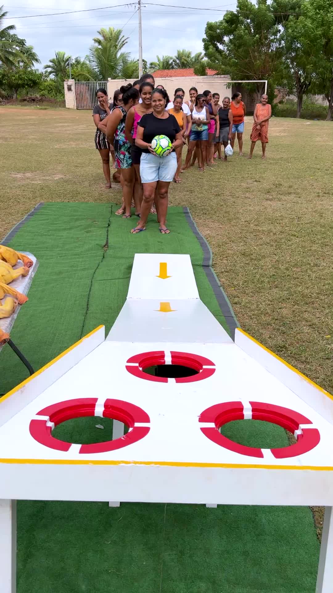 Jogo da bolinha com frango.